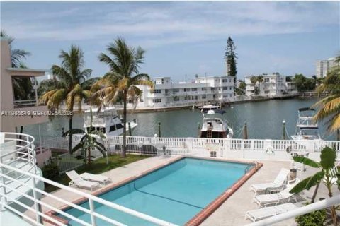 Condo in Miami Beach, Florida, 2 bedrooms № 2023491 - photo 8
