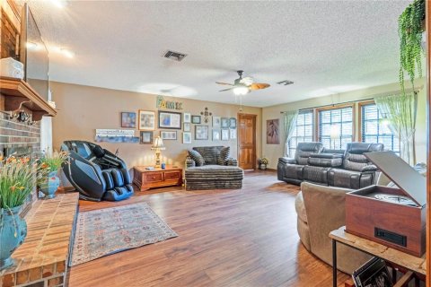House in DeLand, Florida 3 bedrooms, 173.54 sq.m. № 2142116 - photo 5