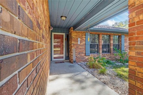 House in DeLand, Florida 3 bedrooms, 173.54 sq.m. № 2142116 - photo 2