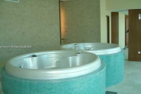 Apartamento en alquiler en Miami, Florida, 1 dormitorio, 91.14 m2 № 1952245 - foto 19