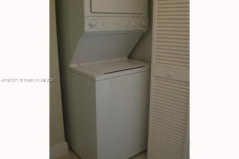 Apartamento en alquiler en Miami, Florida, 1 dormitorio, 91.14 m2 № 1952245 - foto 20