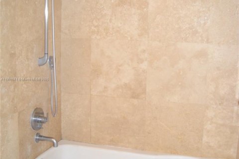 Apartamento en alquiler en Miami, Florida, 1 dormitorio, 91.14 m2 № 1952245 - foto 25