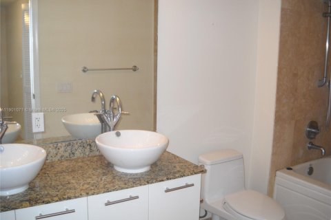 Apartamento en alquiler en Miami, Florida, 1 dormitorio, 91.14 m2 № 1952245 - foto 23