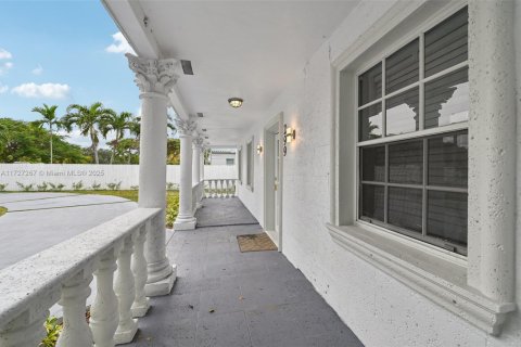 House in Miami, Florida 3 bedrooms, 205.87 sq.m. № 1691461 - photo 6