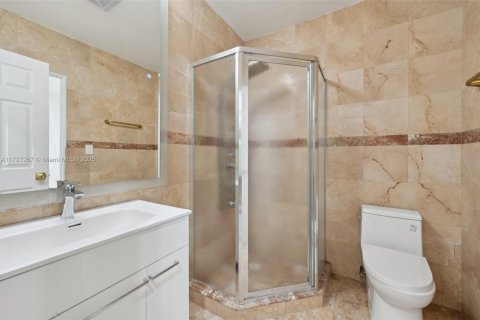 House in Miami, Florida 3 bedrooms, 205.87 sq.m. № 1691461 - photo 27