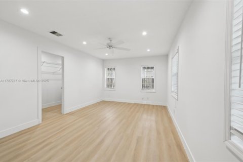 House in Miami, Florida 3 bedrooms, 205.87 sq.m. № 1691461 - photo 21