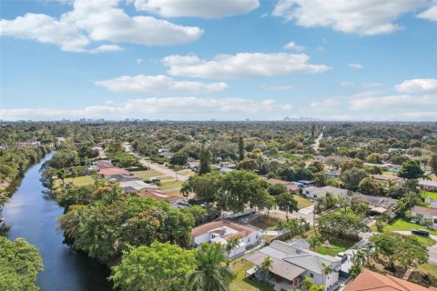 House in Miami, Florida 3 bedrooms, 205.87 sq.m. № 1691461 - photo 4