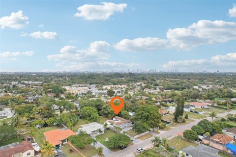 House in Miami, Florida 3 bedrooms, 205.87 sq.m. № 1691461 - photo 5