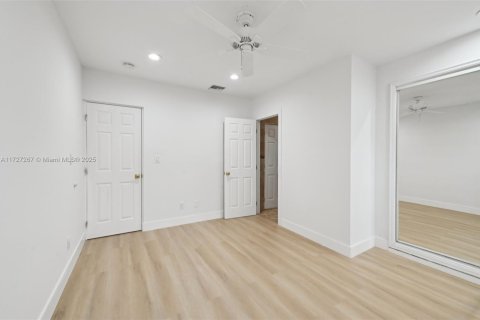 House in Miami, Florida 3 bedrooms, 205.87 sq.m. № 1691461 - photo 25