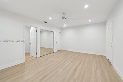 House in Miami, Florida 3 bedrooms, 205.87 sq.m. № 1691461 - photo 30