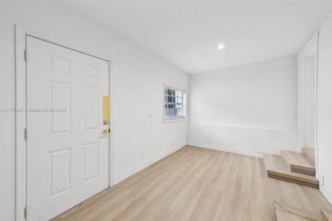 House in Miami, Florida 3 bedrooms, 205.87 sq.m. № 1691461 - photo 18