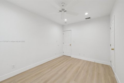 House in Miami, Florida 3 bedrooms, 205.87 sq.m. № 1691461 - photo 26