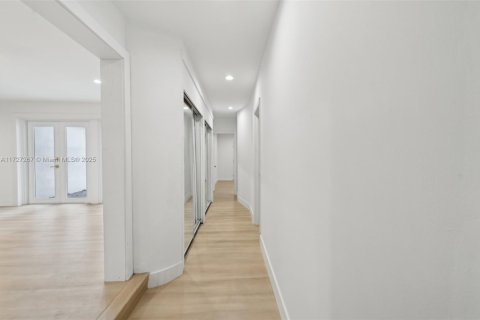 House in Miami, Florida 3 bedrooms, 205.87 sq.m. № 1691461 - photo 23