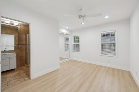 House in Miami, Florida 3 bedrooms, 205.87 sq.m. № 1691461 - photo 24