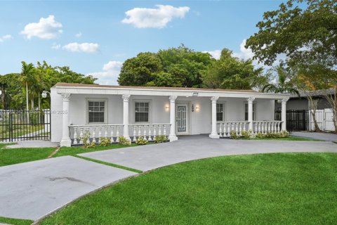 House in Miami, Florida 3 bedrooms, 205.87 sq.m. № 1691461 - photo 3