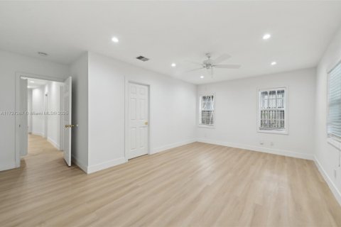 House in Miami, Florida 3 bedrooms, 205.87 sq.m. № 1691461 - photo 20