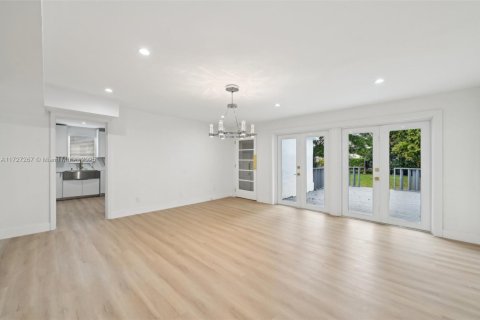 House in Miami, Florida 3 bedrooms, 205.87 sq.m. № 1691461 - photo 10