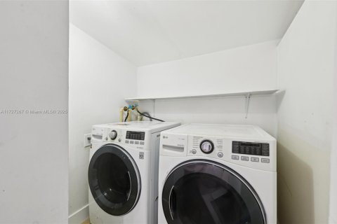 House in Miami, Florida 3 bedrooms, 205.87 sq.m. № 1691461 - photo 14