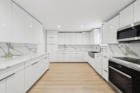 House in Miami, Florida 3 bedrooms, 205.87 sq.m. № 1691461 - photo 15