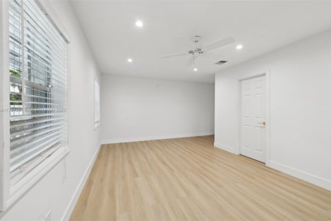 House in Miami, Florida 3 bedrooms, 205.87 sq.m. № 1691461 - photo 22