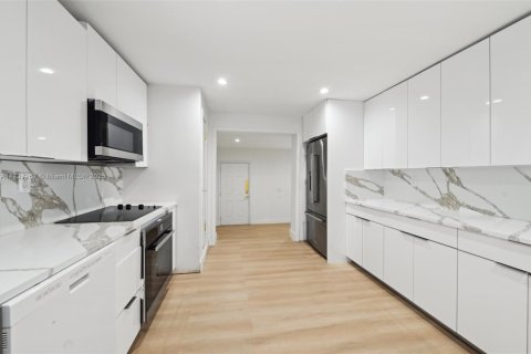 House in Miami, Florida 3 bedrooms, 205.87 sq.m. № 1691461 - photo 16
