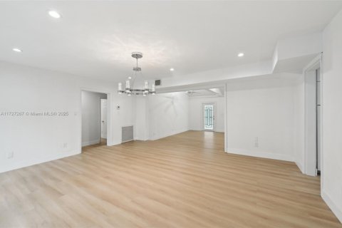 House in Miami, Florida 3 bedrooms, 205.87 sq.m. № 1691461 - photo 12