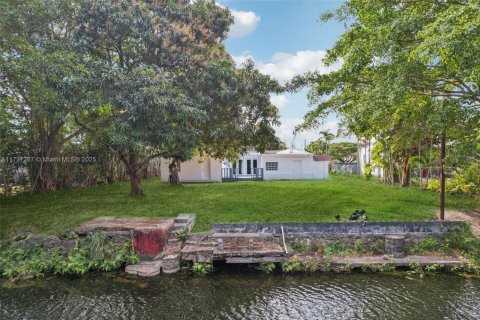 House in Miami, Florida 3 bedrooms, 205.87 sq.m. № 1691461 - photo 1