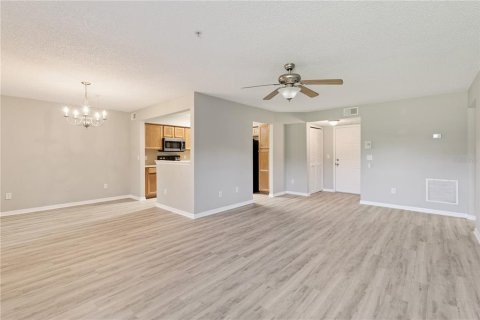 Condo in Apopka, Florida, 3 bedrooms № 2233673 - photo 7