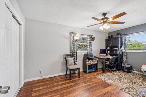 House in Saint Petersburg, Florida 3 bedrooms, 133.13 sq.m. № 2225656 - photo 21