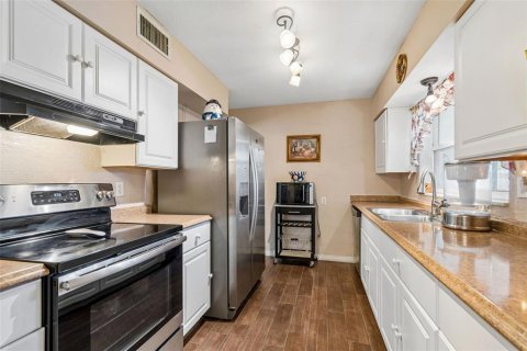 House in Saint Petersburg, Florida 3 bedrooms, 133.13 sq.m. № 2225656 - photo 11