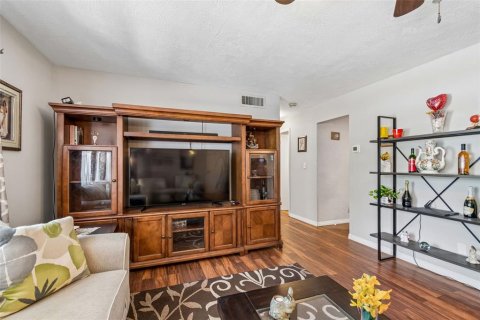 House in Saint Petersburg, Florida 3 bedrooms, 133.13 sq.m. № 2225656 - photo 7