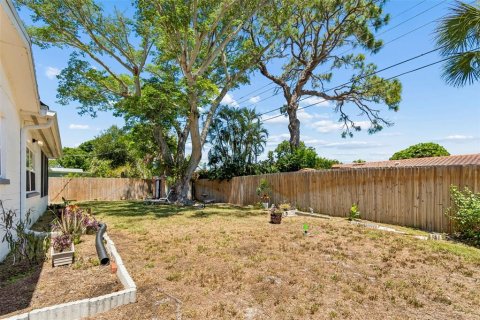House in Saint Petersburg, Florida 3 bedrooms, 133.13 sq.m. № 2225656 - photo 30