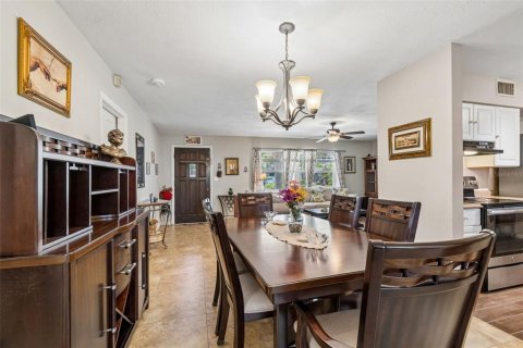 House in Saint Petersburg, Florida 3 bedrooms, 133.13 sq.m. № 2225656 - photo 9