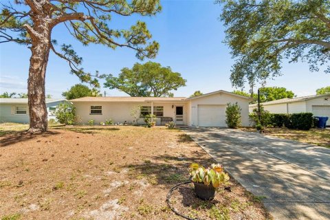House in Saint Petersburg, Florida 3 bedrooms, 133.13 sq.m. № 2225656