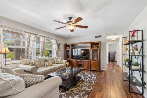 House in Saint Petersburg, Florida 3 bedrooms, 133.13 sq.m. № 2225656 - photo 6