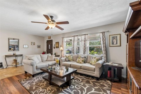 House in Saint Petersburg, Florida 3 bedrooms, 133.13 sq.m. № 2225656 - photo 8