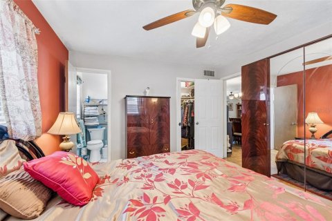 House in Saint Petersburg, Florida 3 bedrooms, 133.13 sq.m. № 2225656 - photo 17