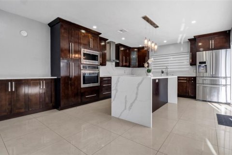 House in Tampa, Florida 4 bedrooms, 234.39 sq.m. № 1884329 - photo 12