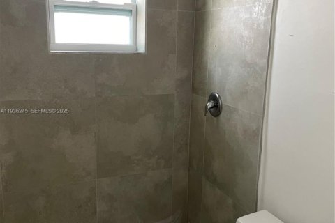 House in Miami, Florida 2 bedrooms, 128.76 sq.m. № 1994266 - photo 1