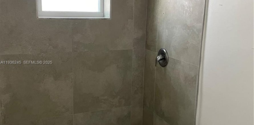 House in Miami, Florida 2 bedrooms, 128.76 sq.m. № 1994266