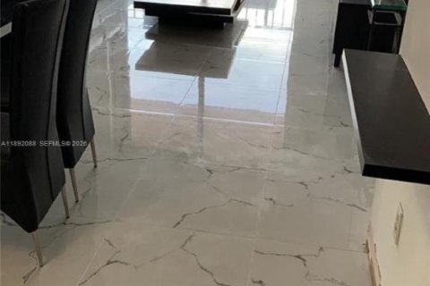 Condominio en venta en Hialeah, Florida, 2 dormitorios, 93.46 m2 № 2088814 - foto 2