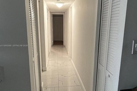 Condominio en venta en Hialeah, Florida, 2 dormitorios, 93.46 m2 № 2088814 - foto 6