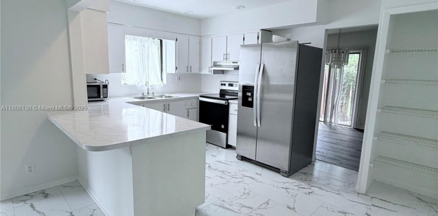 Townhouse in Tamarac, Florida 2 bedrooms, 148.92 sq.m. № 1783583