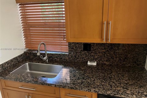 Copropriété à louer à Miami Shores, Floride: 2 chambres, 111.48 m2 № 2407600 - photo 13
