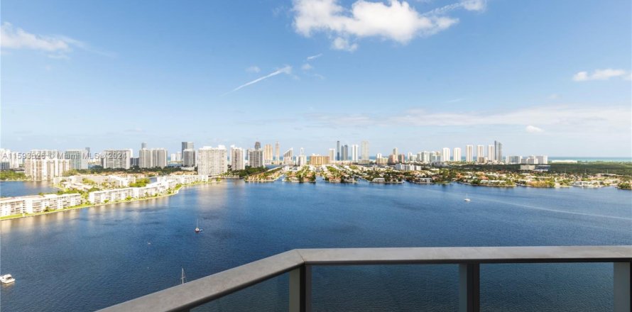 Condo in North Miami Beach, Florida, 3 bedrooms  № 2061757