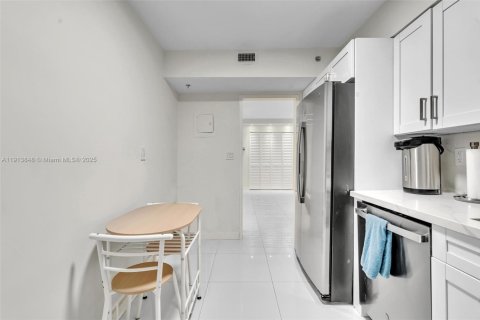 Condo in Surfside, Florida, 1 bedroom  № 2035599 - photo 23