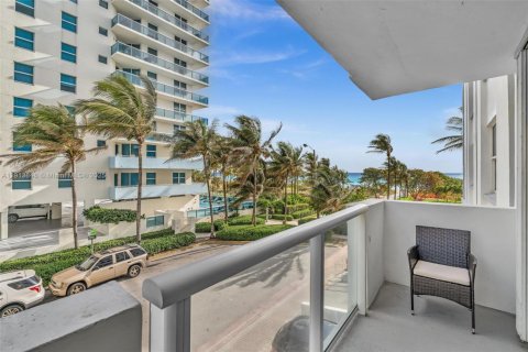 Condo in Surfside, Florida, 1 bedroom  № 2035599 - photo 26