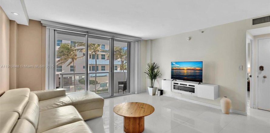 Condo in Surfside, Florida, 1 bedroom  № 2035599