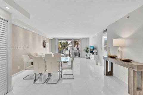 Condo in Surfside, Florida, 1 bedroom  № 2035599 - photo 2