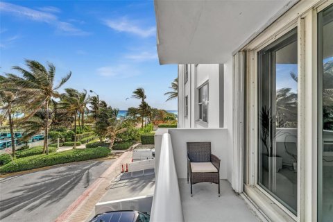 Condo in Surfside, Florida, 1 bedroom  № 2035599 - photo 27